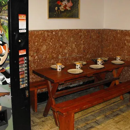 Auberge de jeunesse Season 2 *